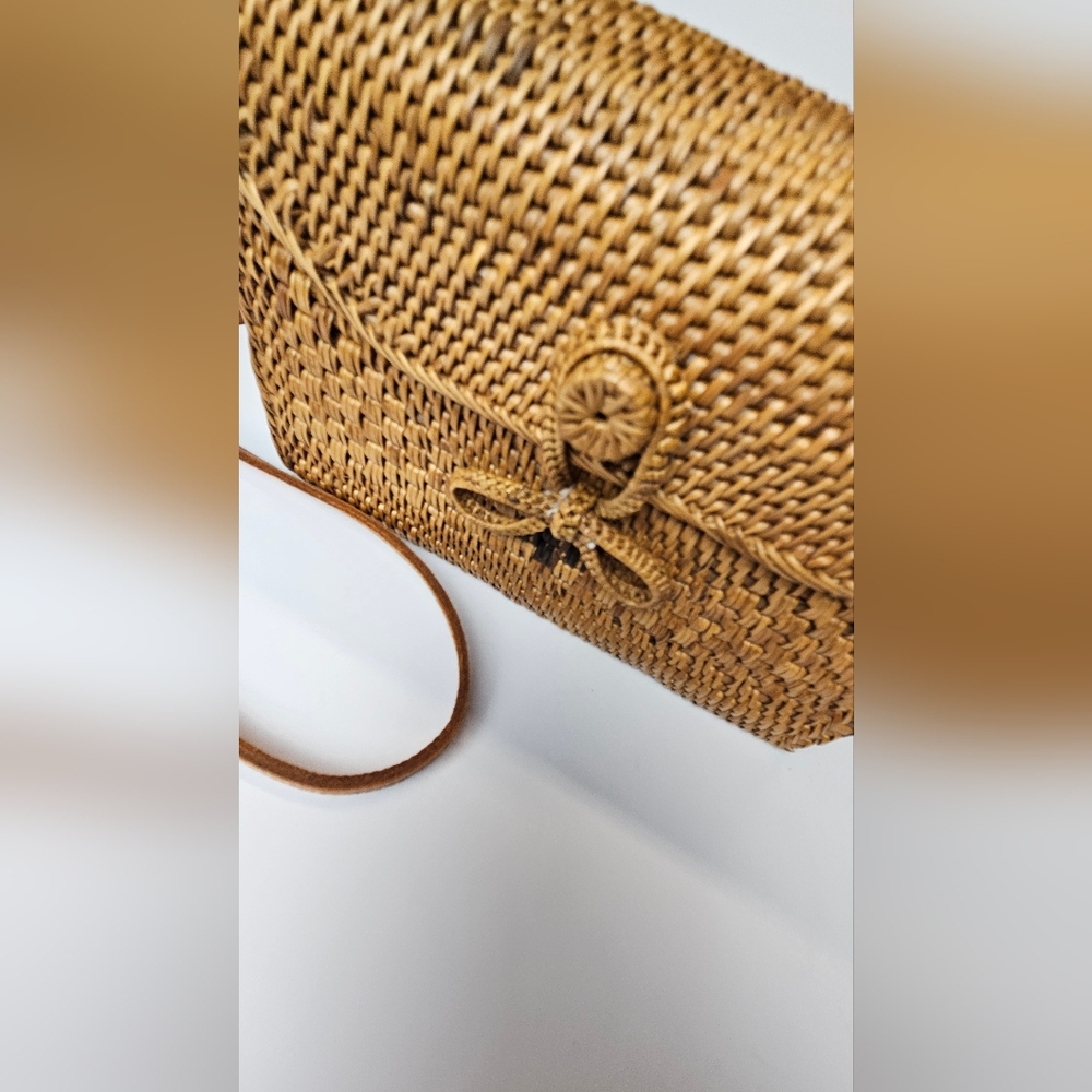 Elegant Woven Brown Crossbody Bag - Picture 6 of 9